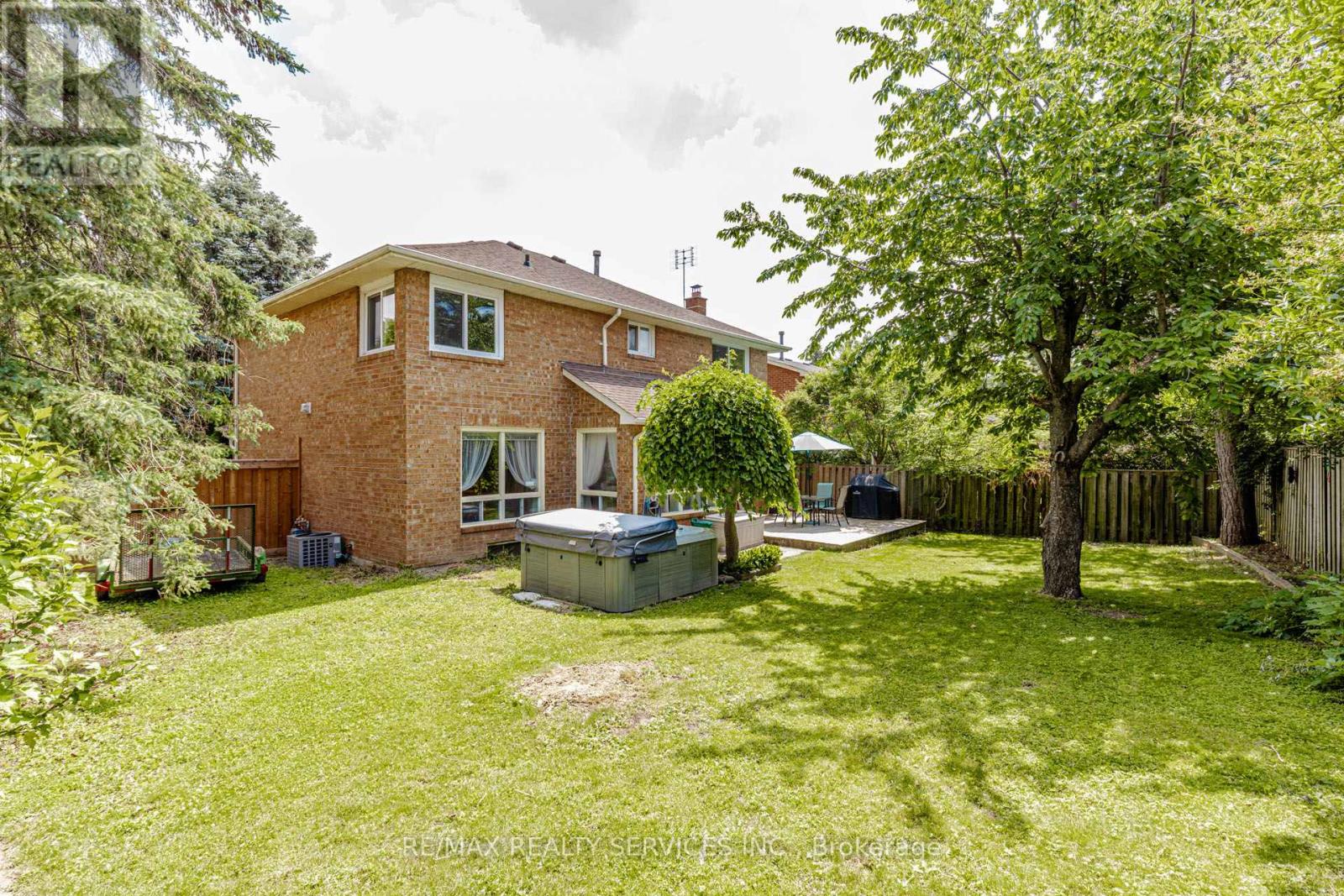 50 BARR CRESCENT - 34