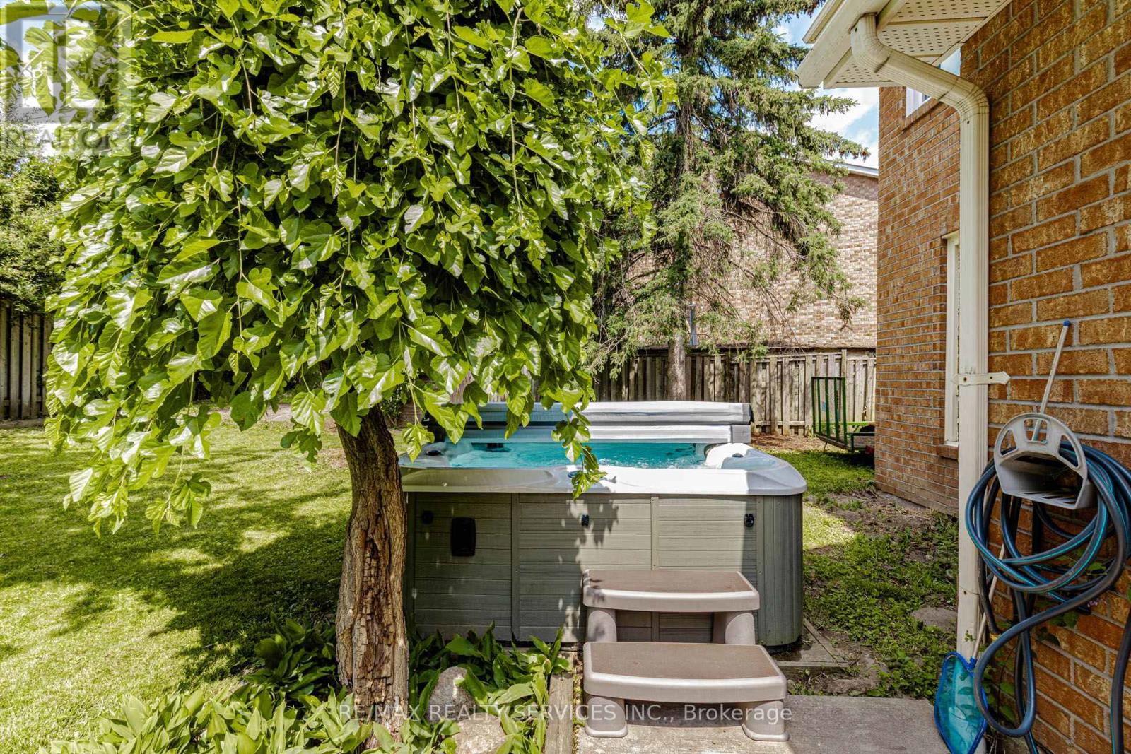 50 BARR CRESCENT - 36