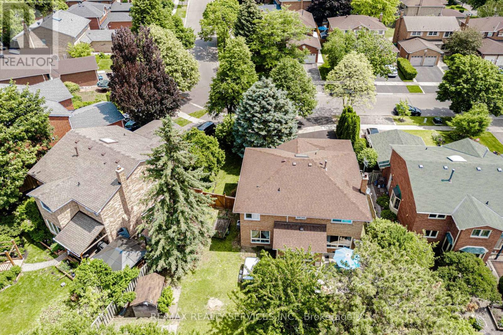 50 BARR CRESCENT - 39