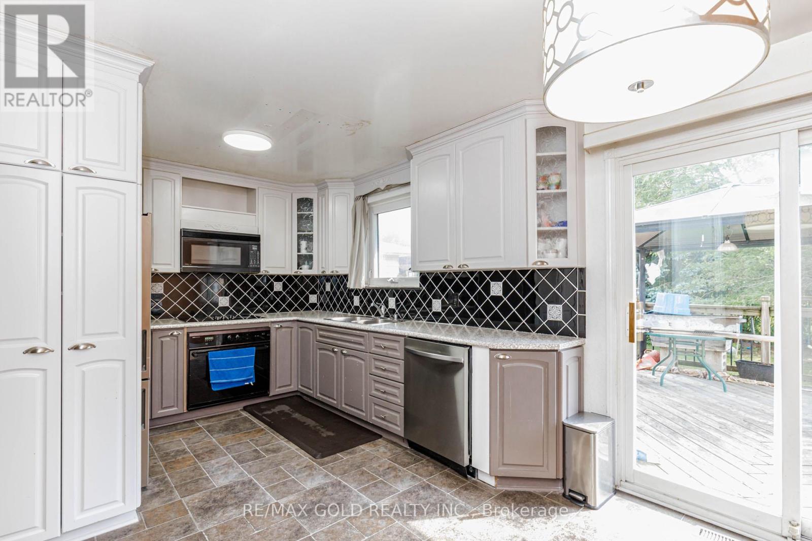 31 GONDOLA CRESCENT - 17