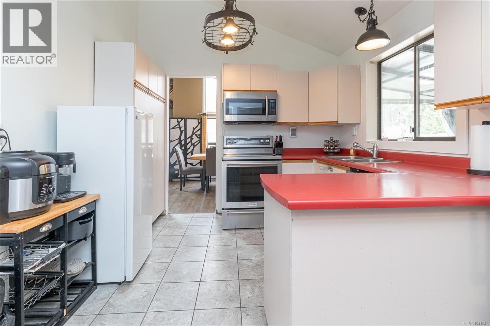 2299 MacFarlane Cres - 10