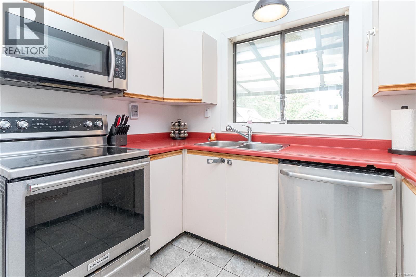 2299 MacFarlane Cres - 11