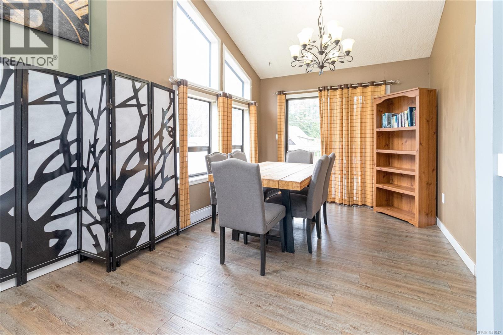 2299 MacFarlane Cres - 8