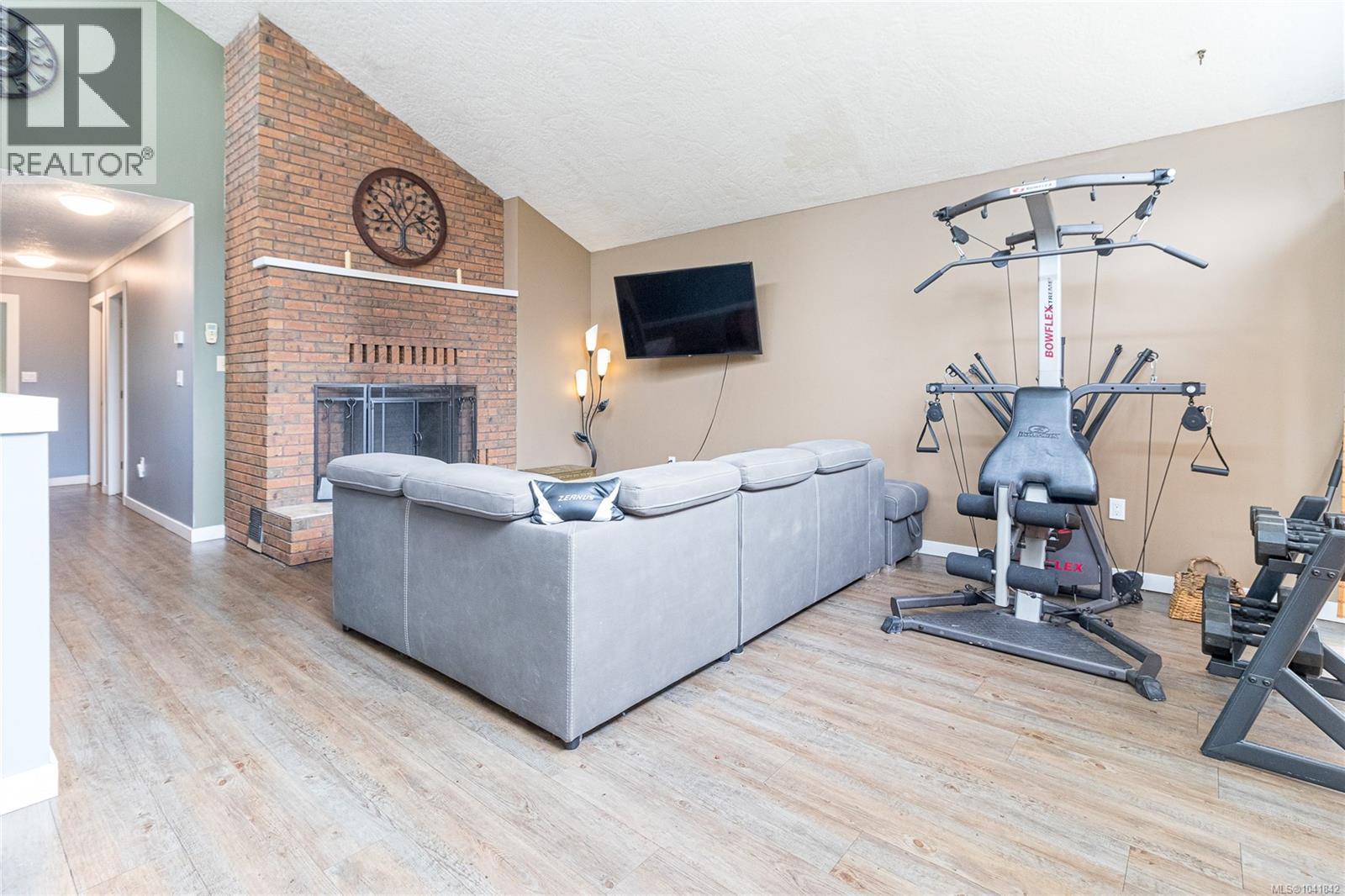 2299 MacFarlane Cres - 6