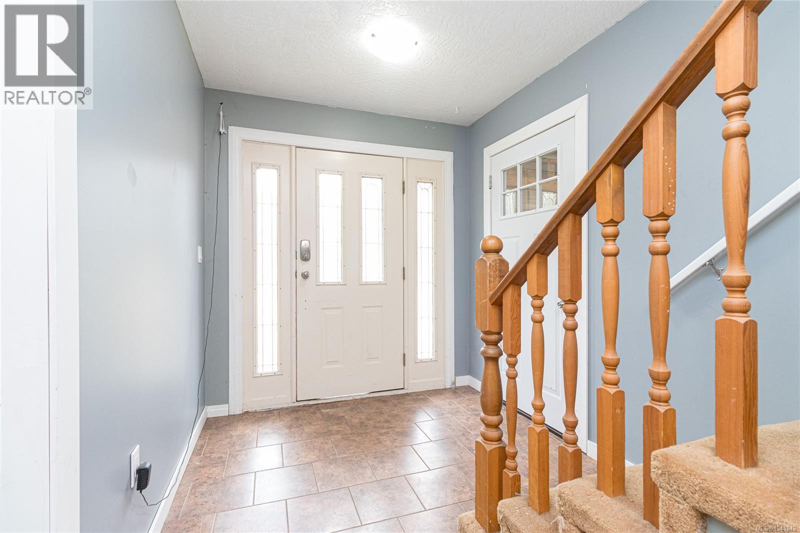 2299 MacFarlane Cres - 4