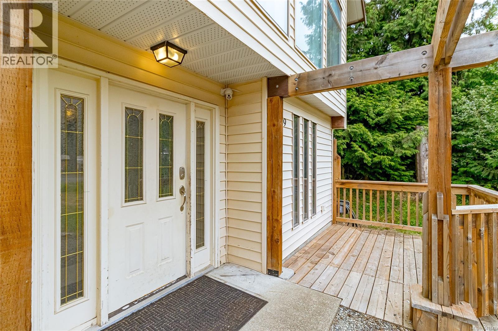 2299 MacFarlane Cres - 3