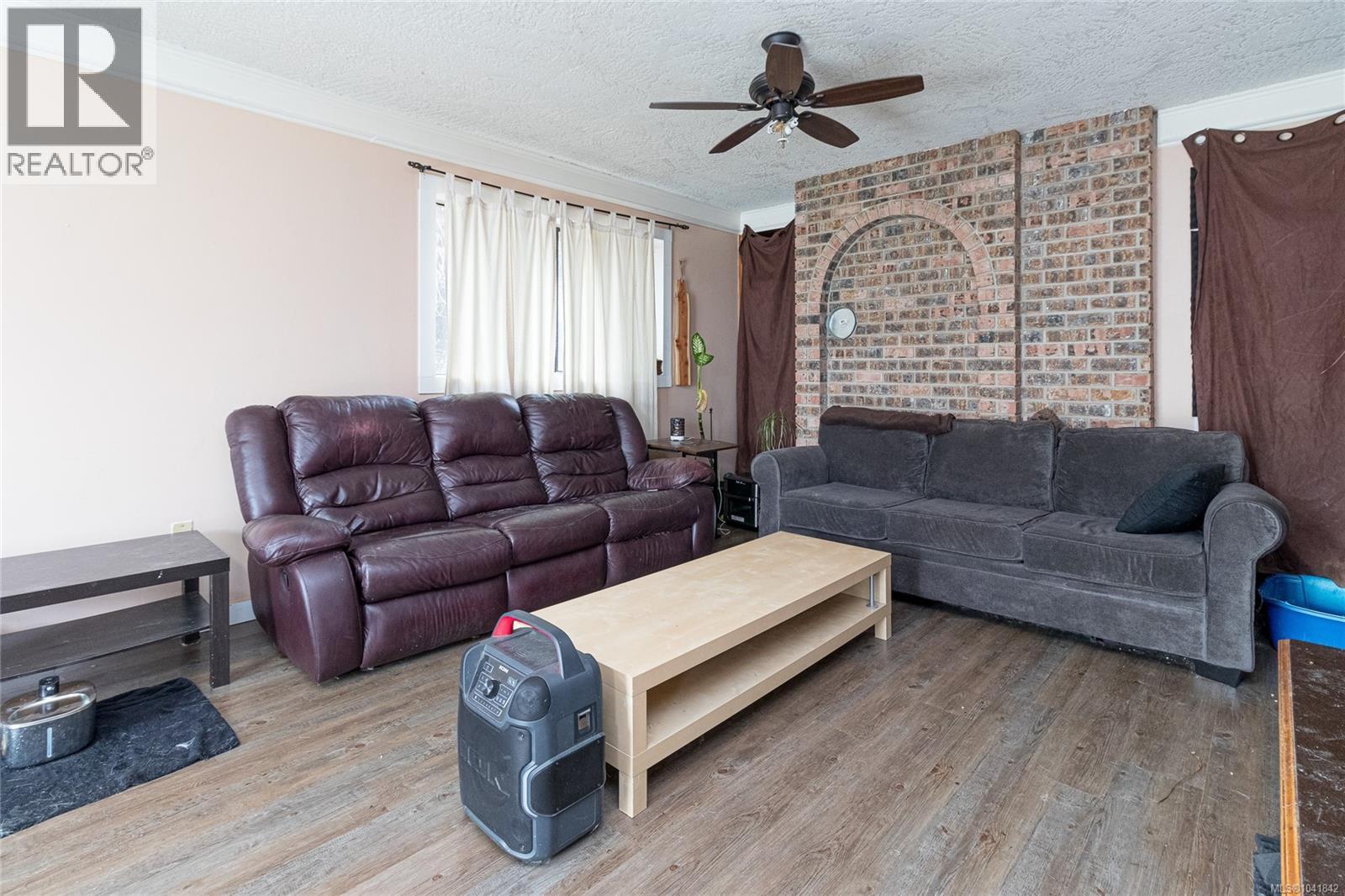 2299 MacFarlane Cres - 23