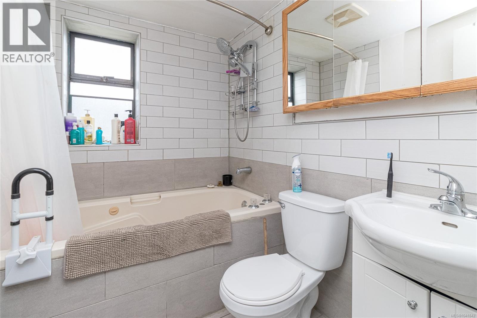 2299 MacFarlane Cres - 29