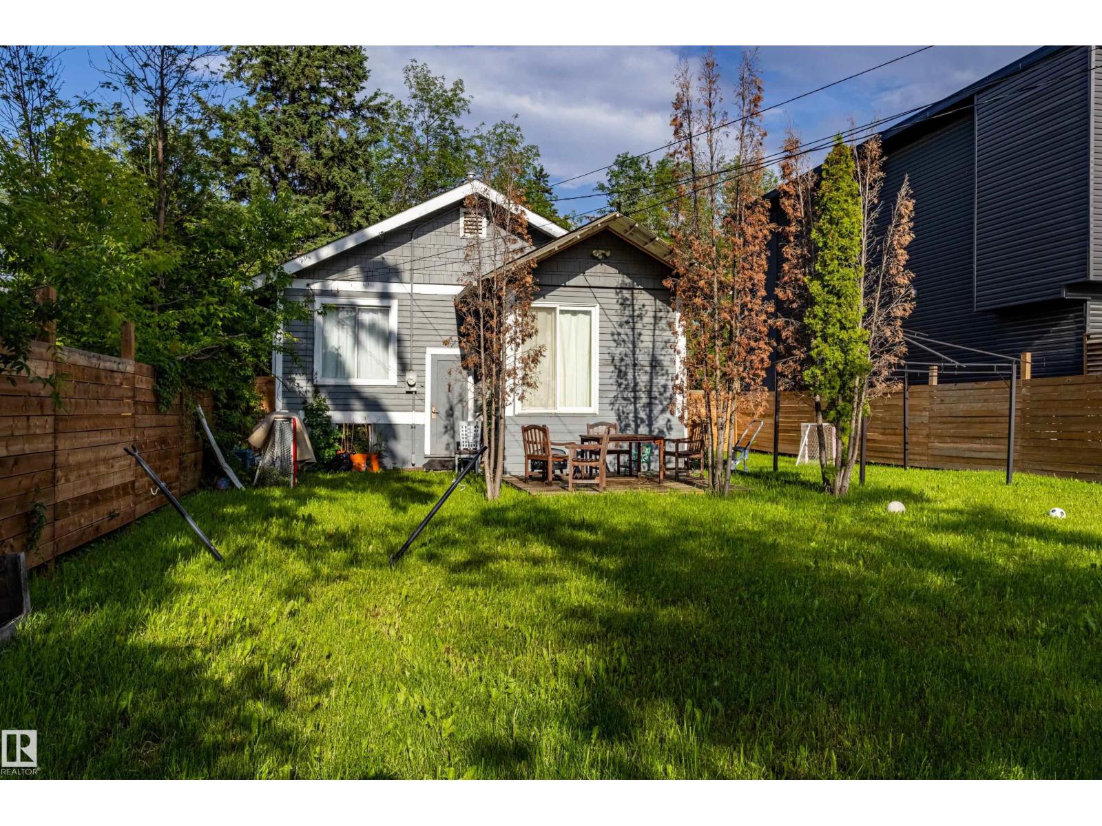 11238 123 ST NW - 10