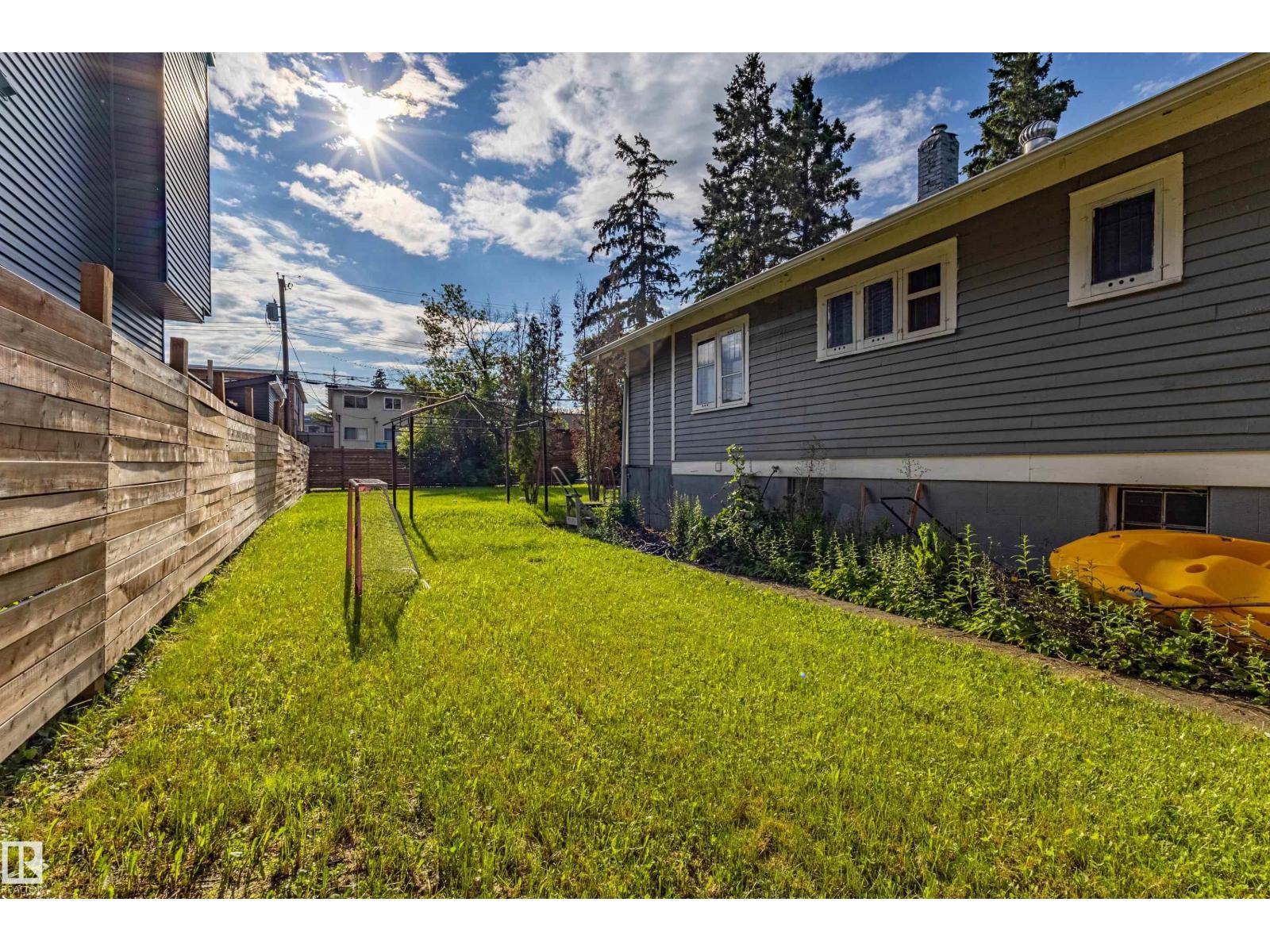 11238 123 ST NW - 8