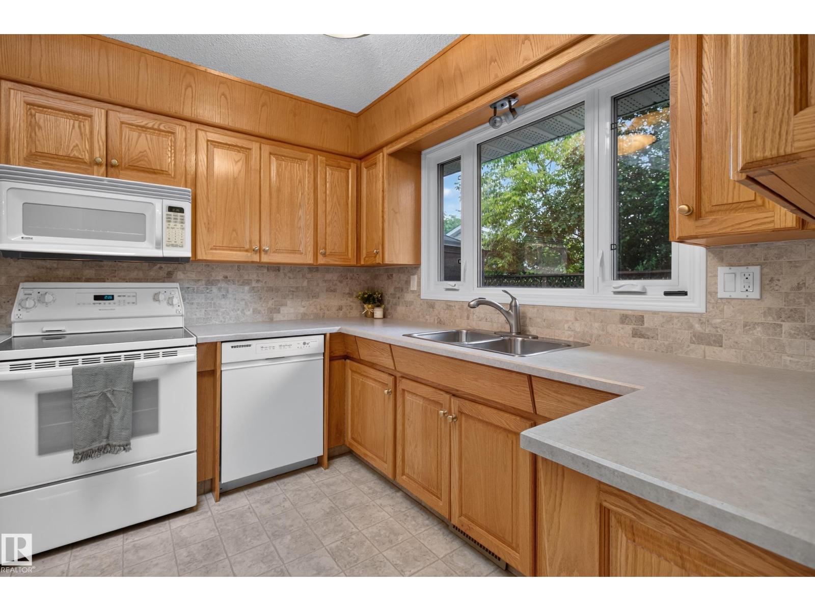 17603 85 AV NW NW — photo 15