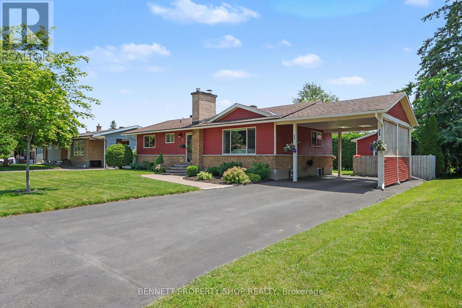 75' X 100' manicured landscaped Lot