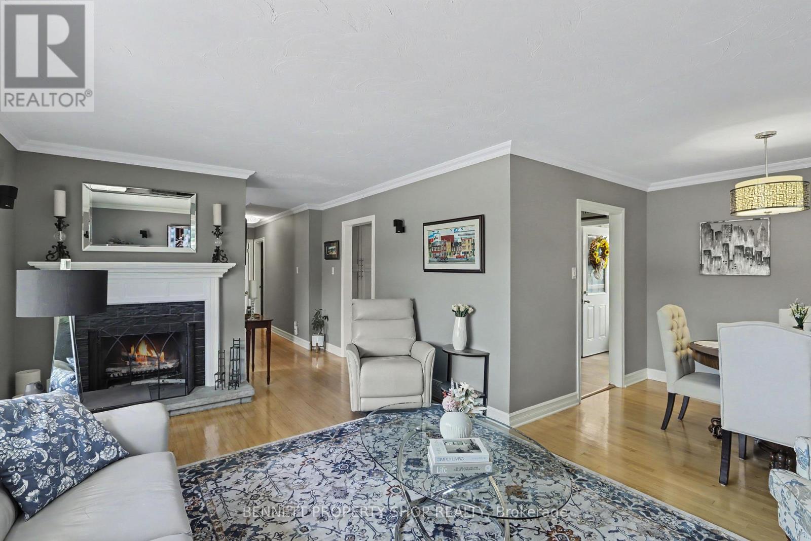 Bright Open concept - Gleaming hardwood