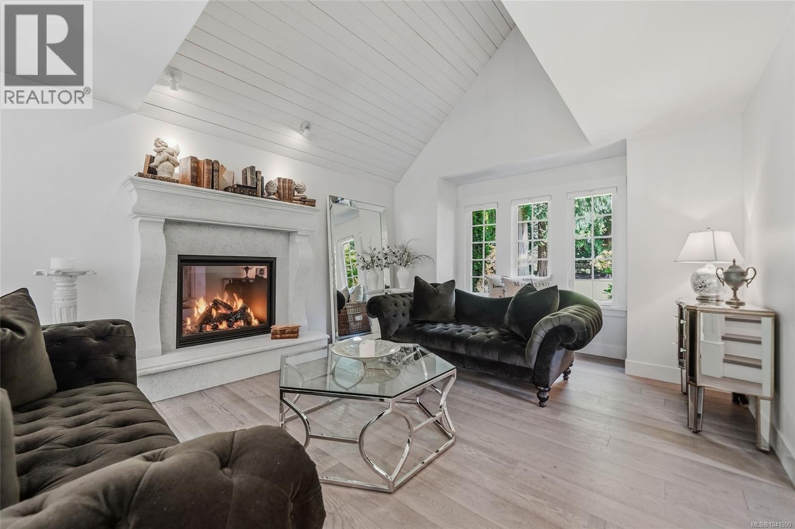 2534 Island Hwy W - 2