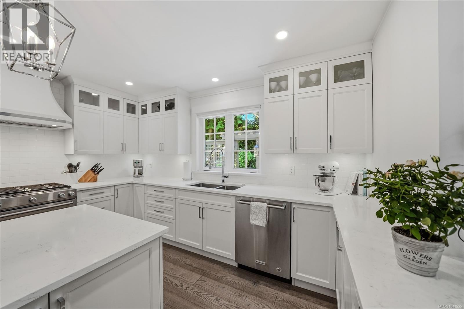 2534 Island Hwy W - 24