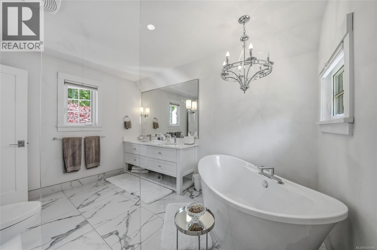 2534 Island Hwy W - 38