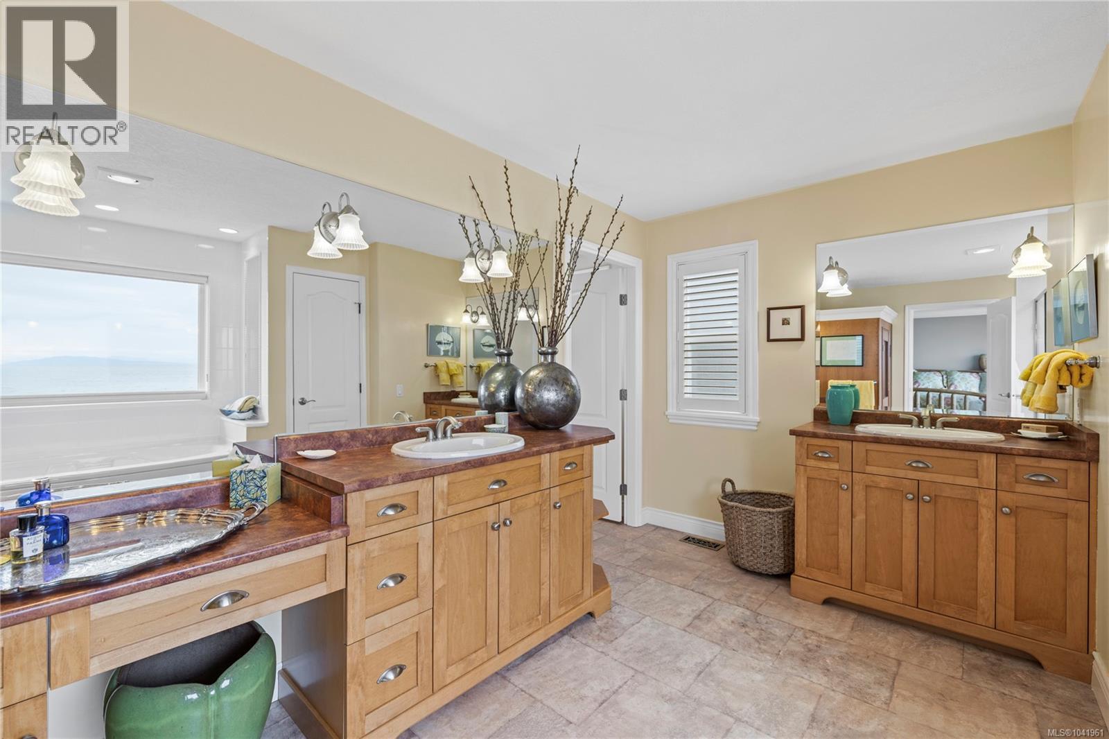 2995 Island Hwy W - 34