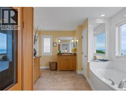 2995 Island Hwy W, Qualicum Beach, BC V9K2H2 Photo 15