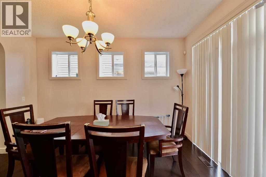 18 Redstone Manor NE - 16