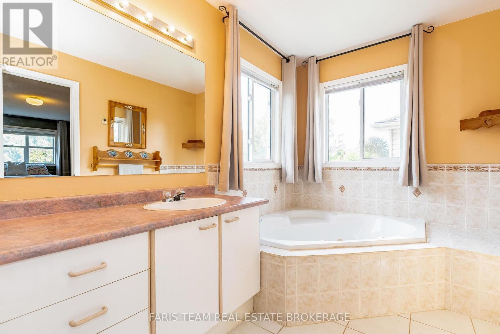 230 MARY ANNE DRIVE - 23
