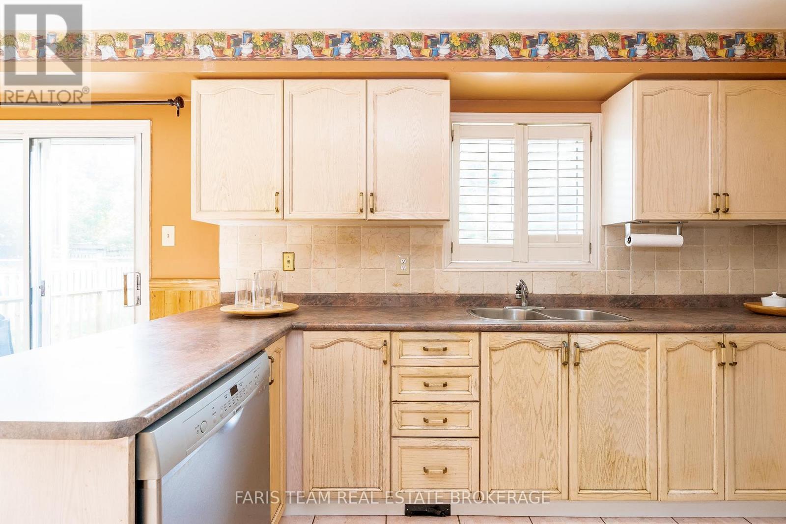 230 MARY ANNE DRIVE - 8