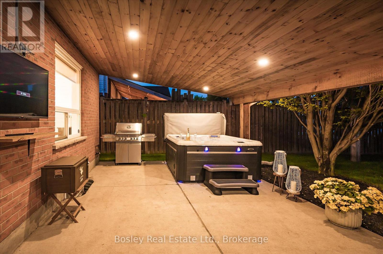 24 WATSON CRESCENT - 4
