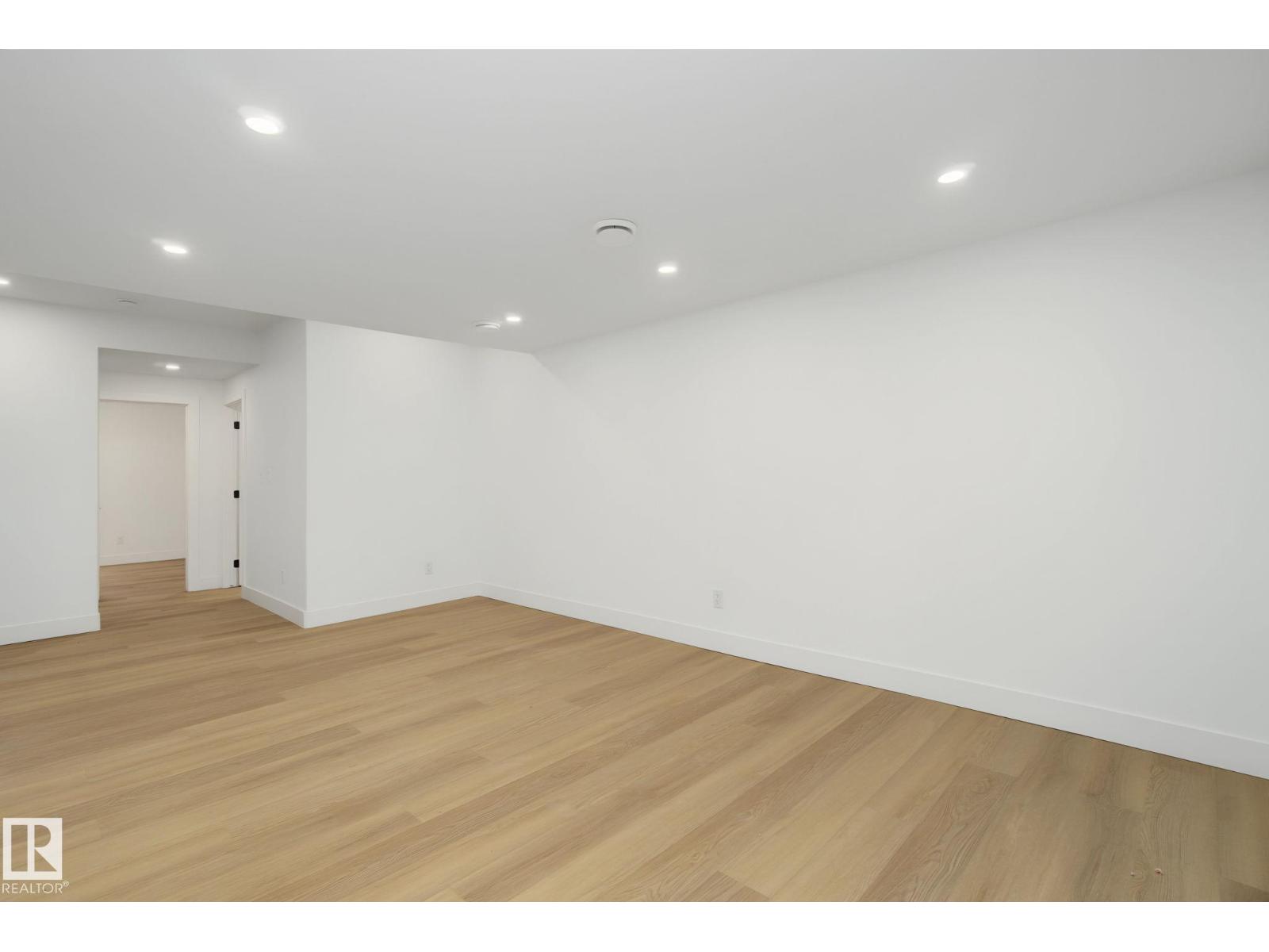10617 60A AV NW - 52