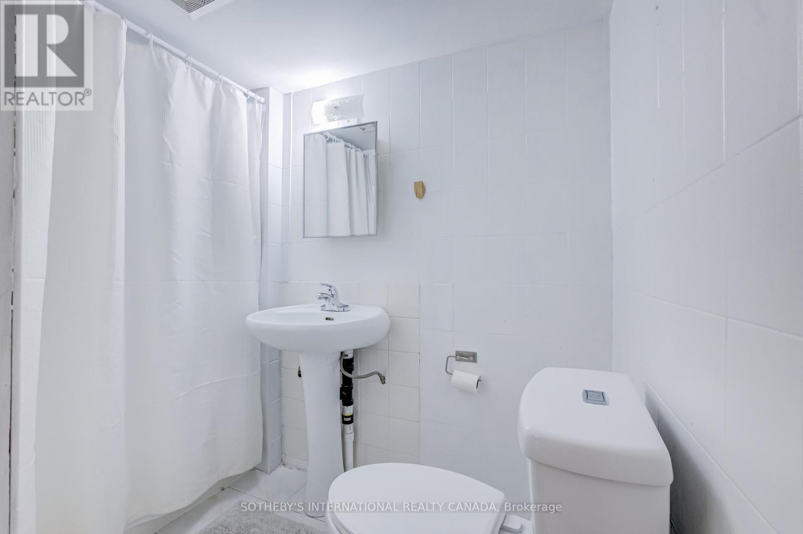 1213 COLLEGE STREET - 34