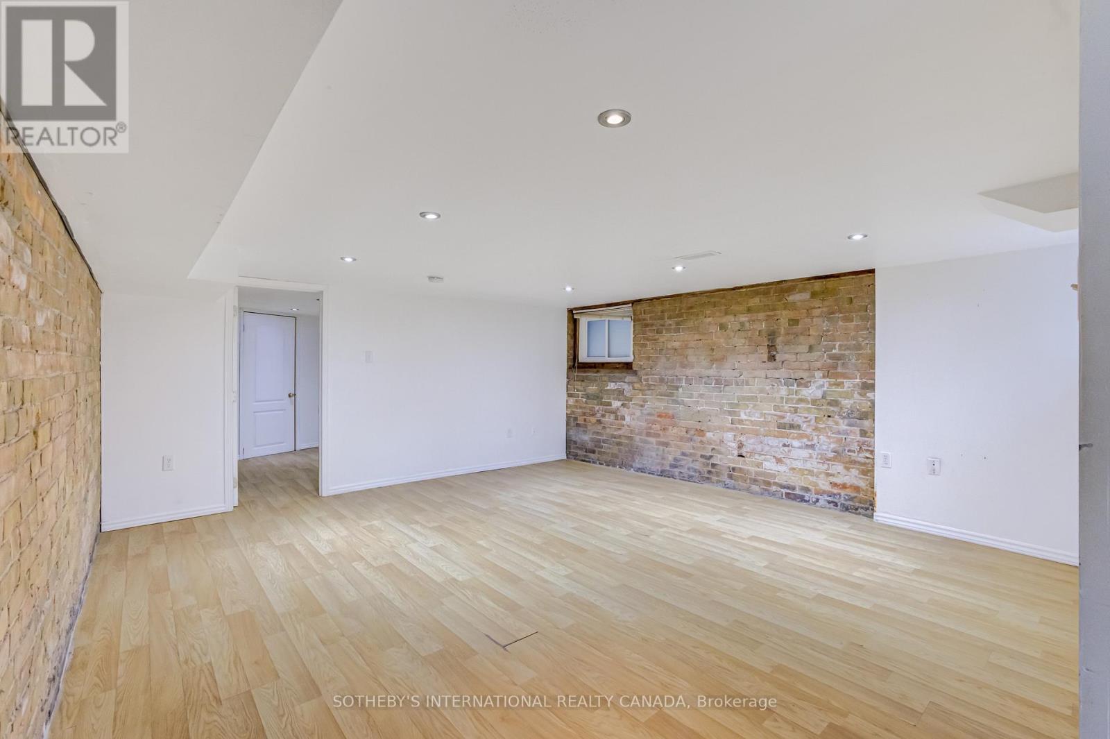 1213 COLLEGE STREET - 37