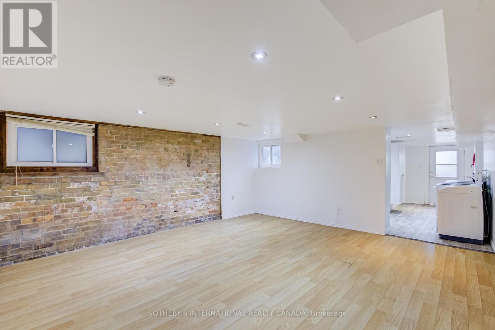 1213 COLLEGE STREET - 39