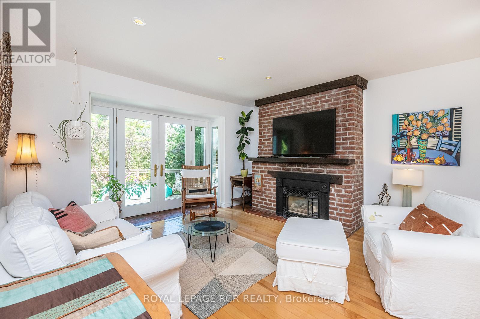 114 KENNEDY ROAD - 10