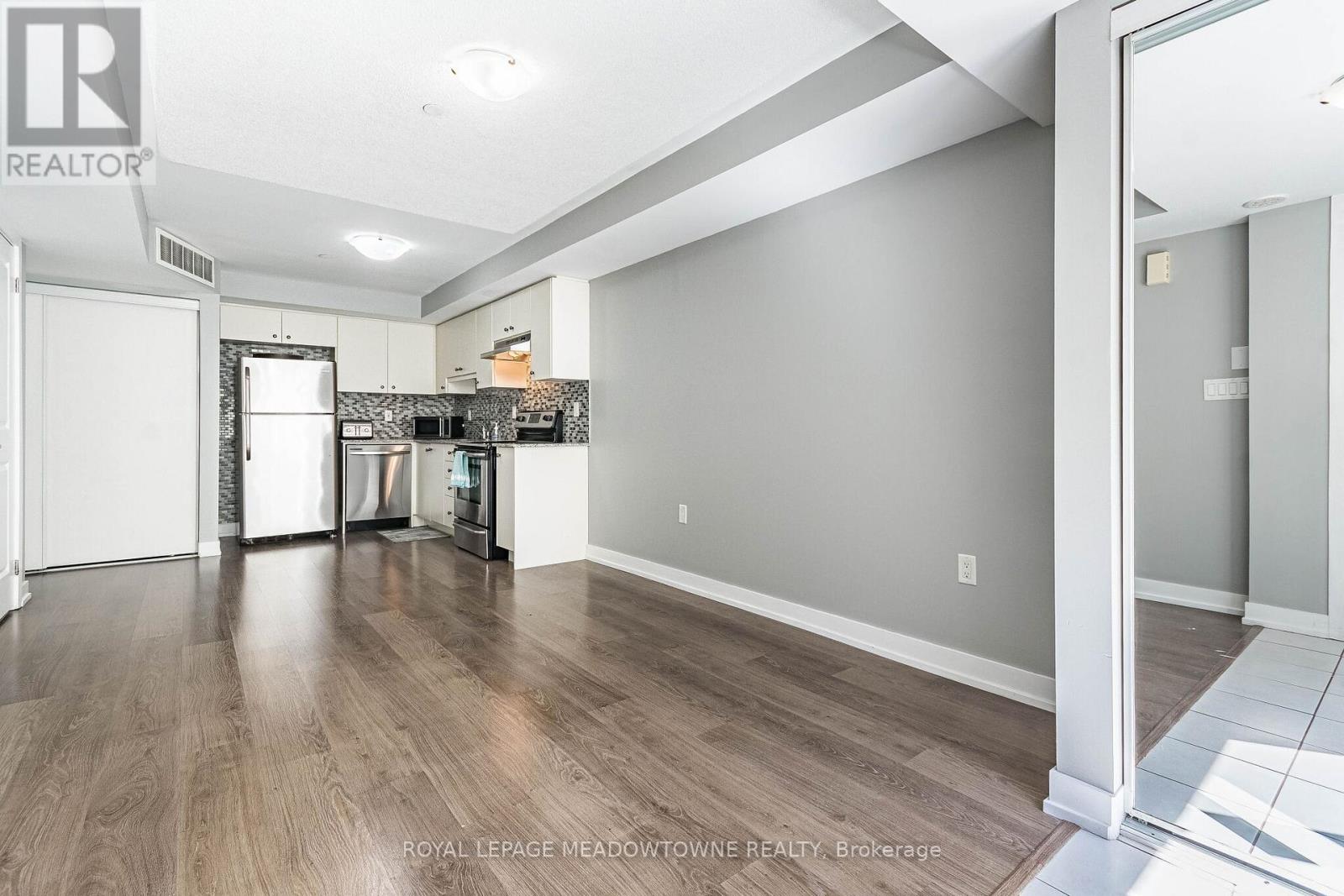 #311 6 DRUMMOND STREET - 11
