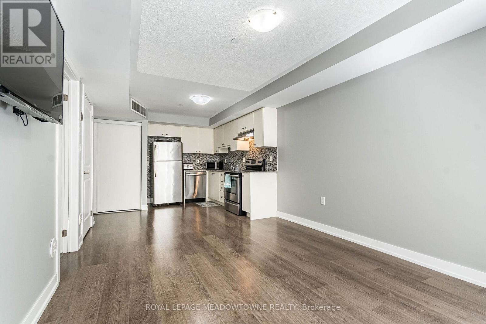 #311 6 DRUMMOND STREET - 12