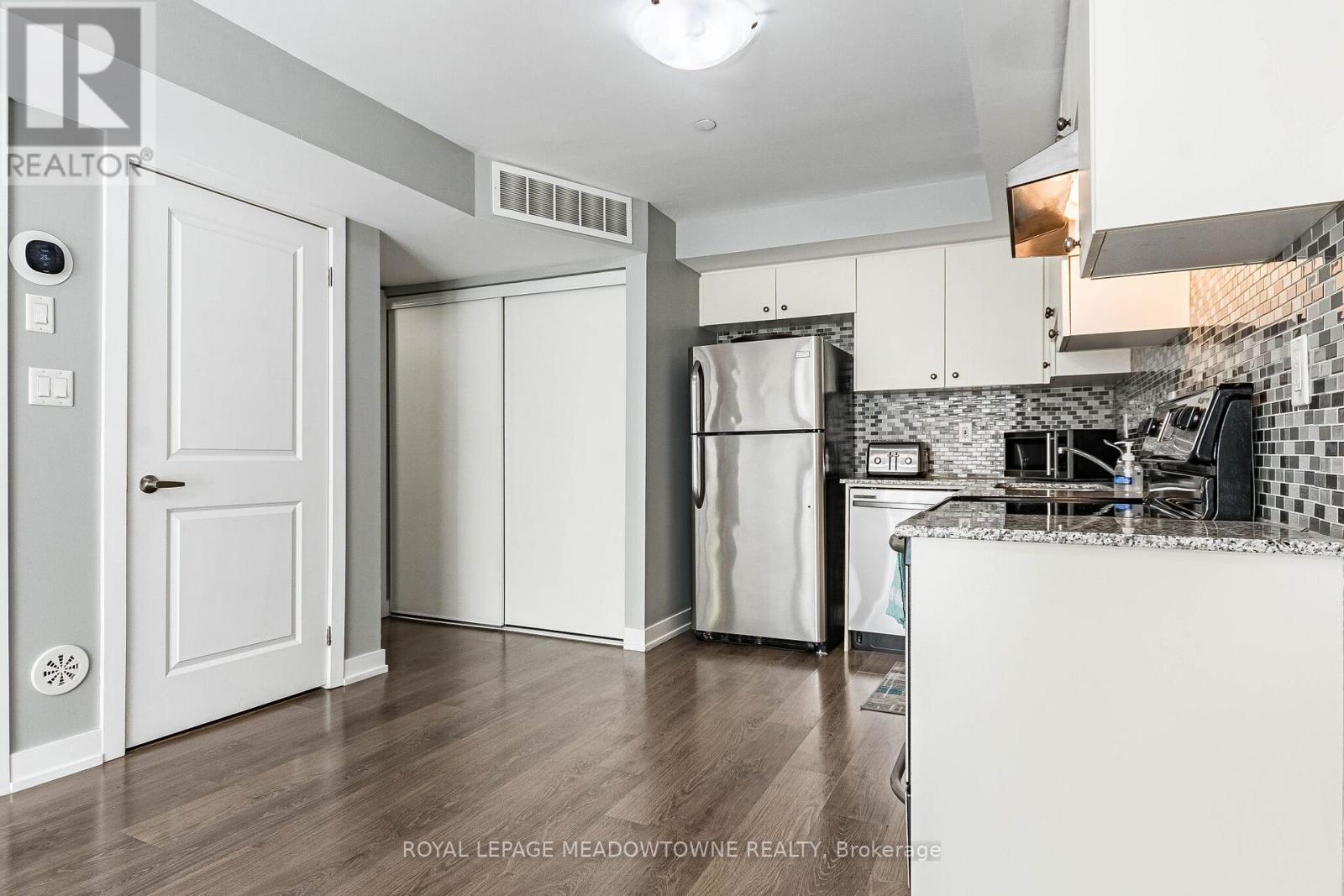 #311 6 DRUMMOND STREET - 15