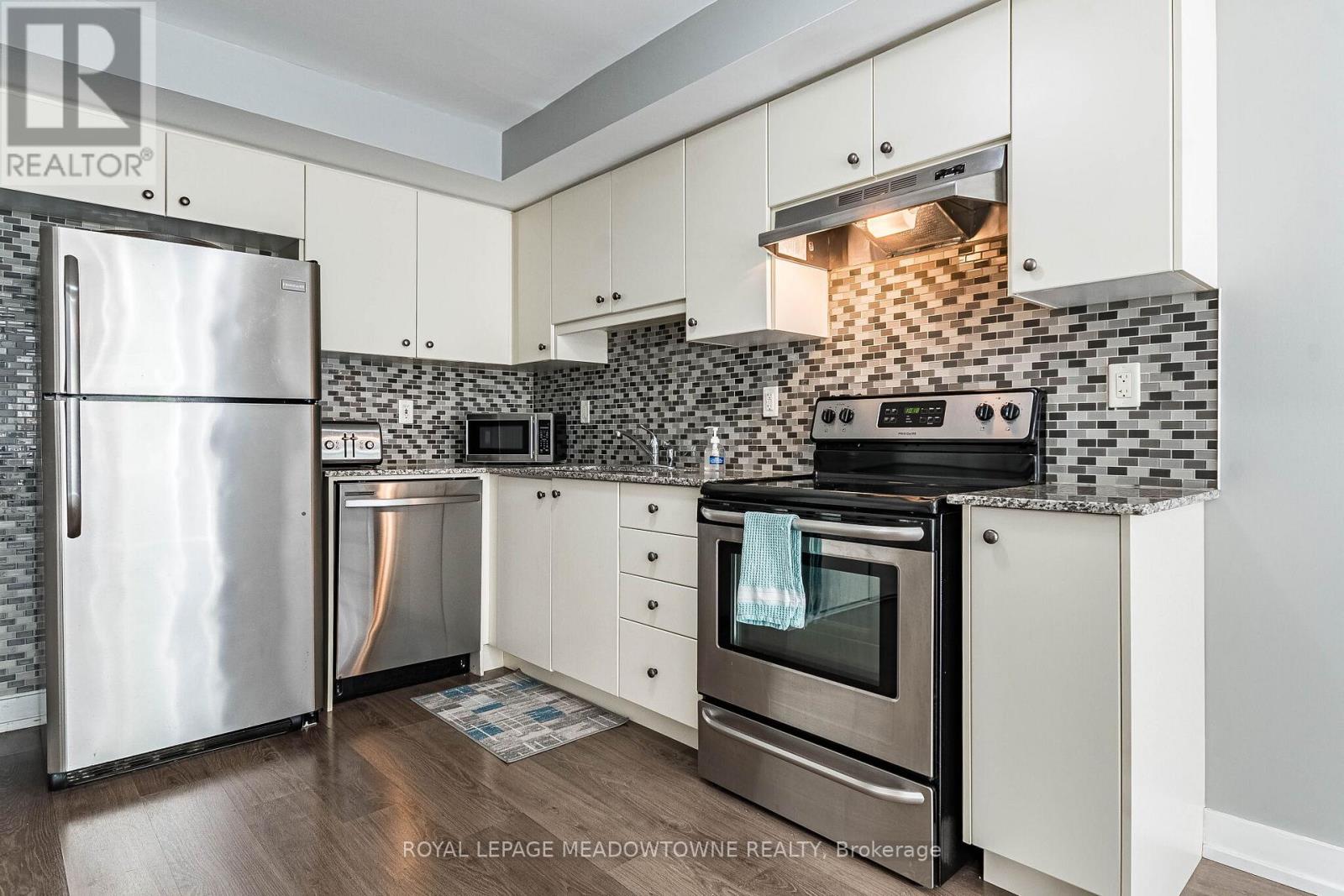 #311 6 DRUMMOND STREET - 16