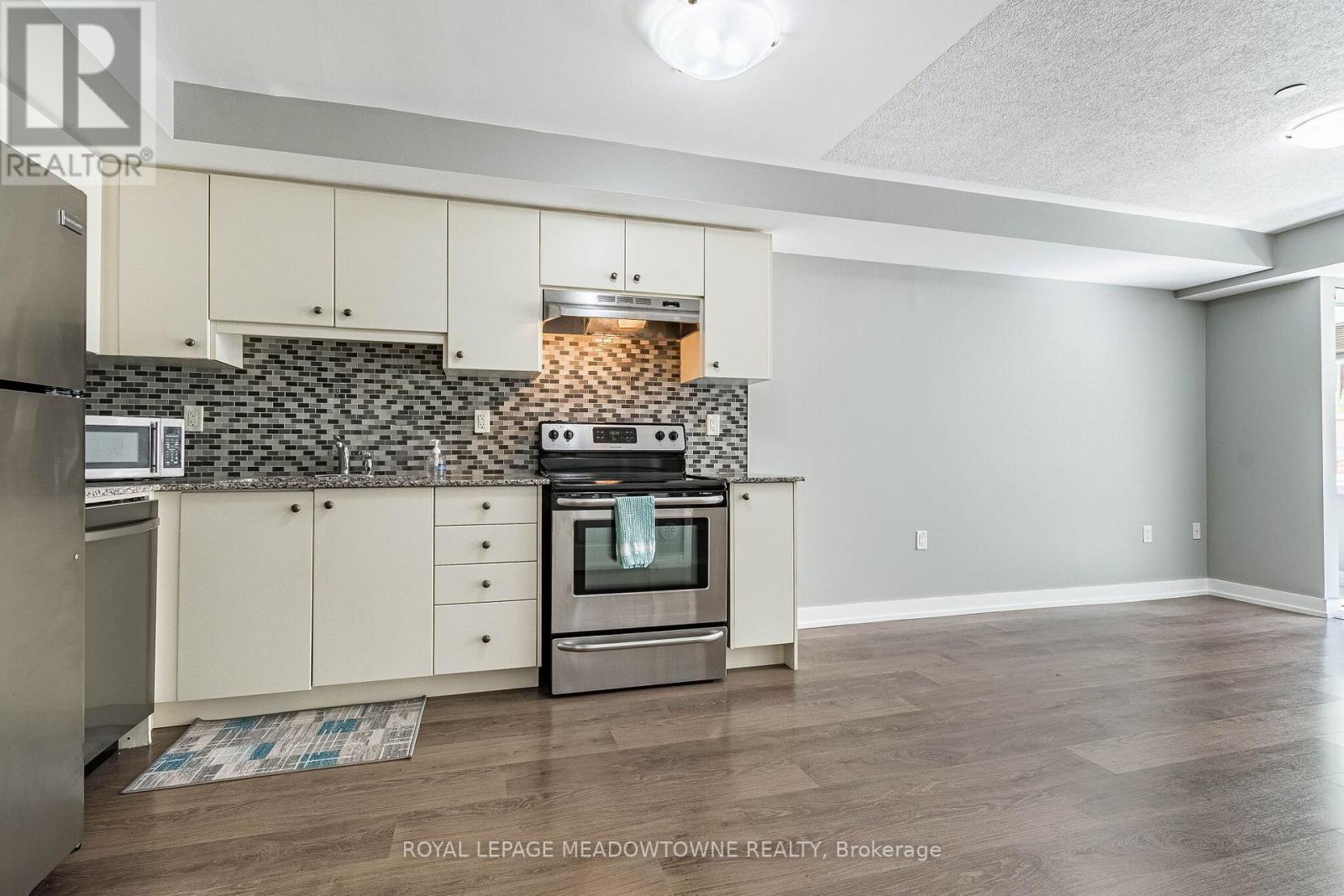 #311 6 DRUMMOND STREET - 18