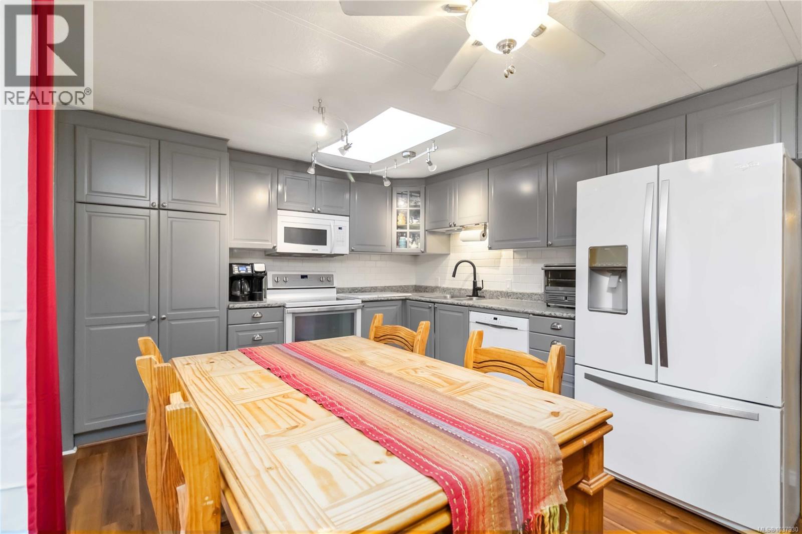 #4 5838 Blythwood Rd - 16