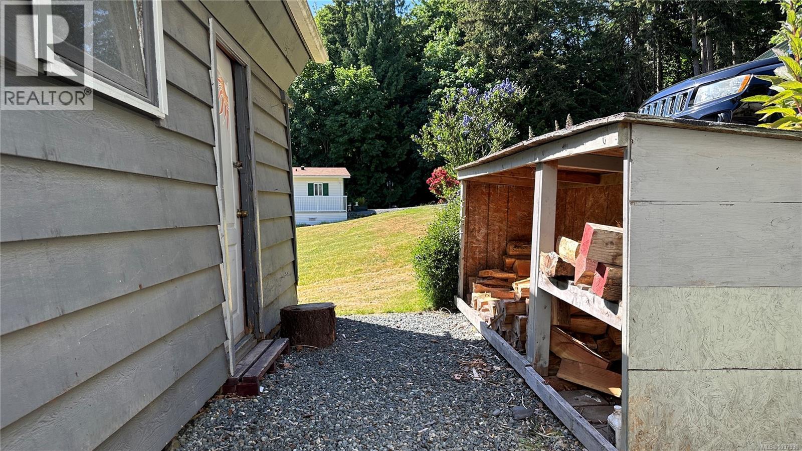 #4 5838 Blythwood Rd - 40