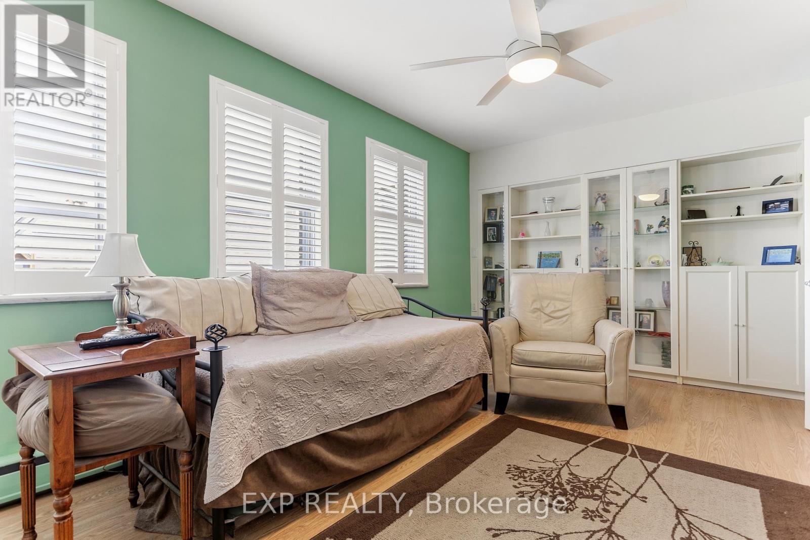 #302 38 CHARLTON AVENUE W - 17