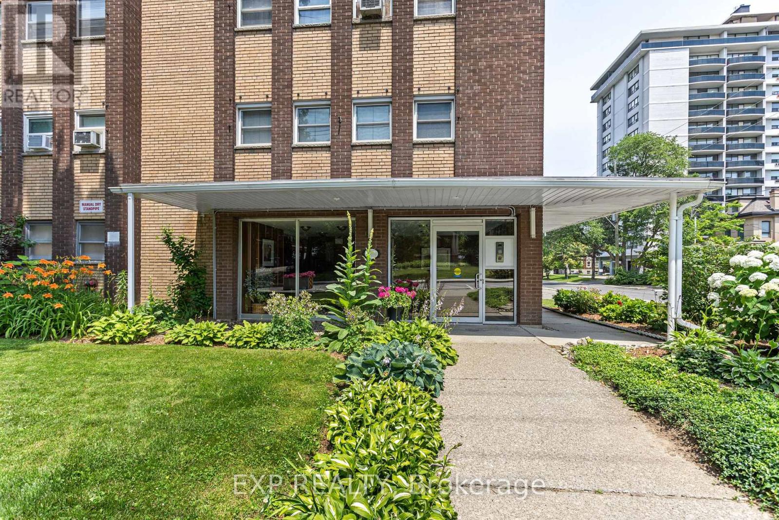 #302 38 CHARLTON AVENUE W - 2
