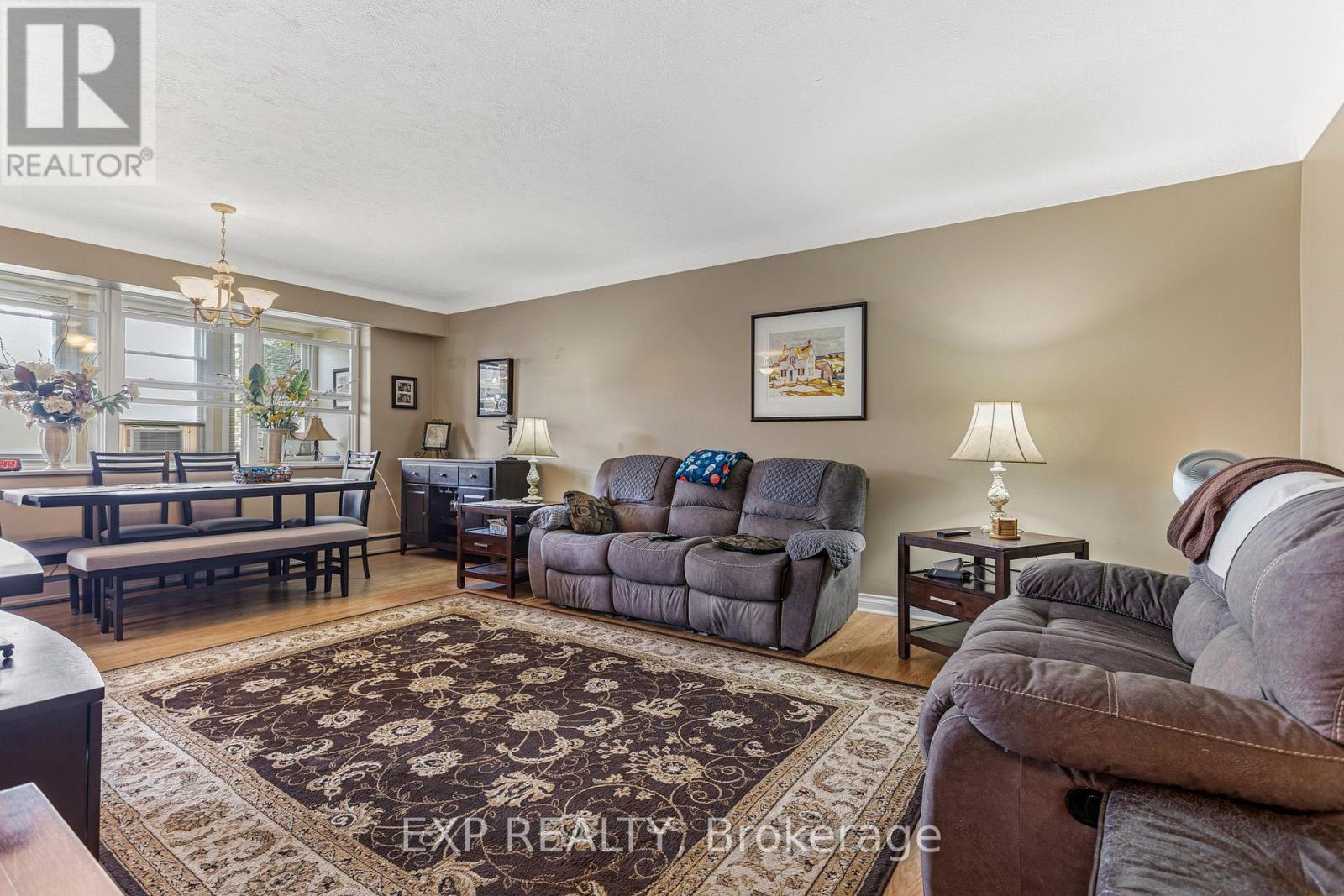 #302 38 CHARLTON AVENUE W - 4