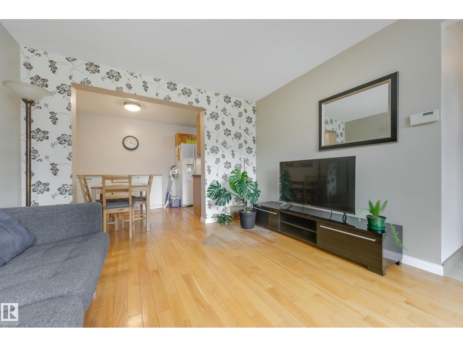 126 PRIMROSE GARDENS GD NW — photo 6