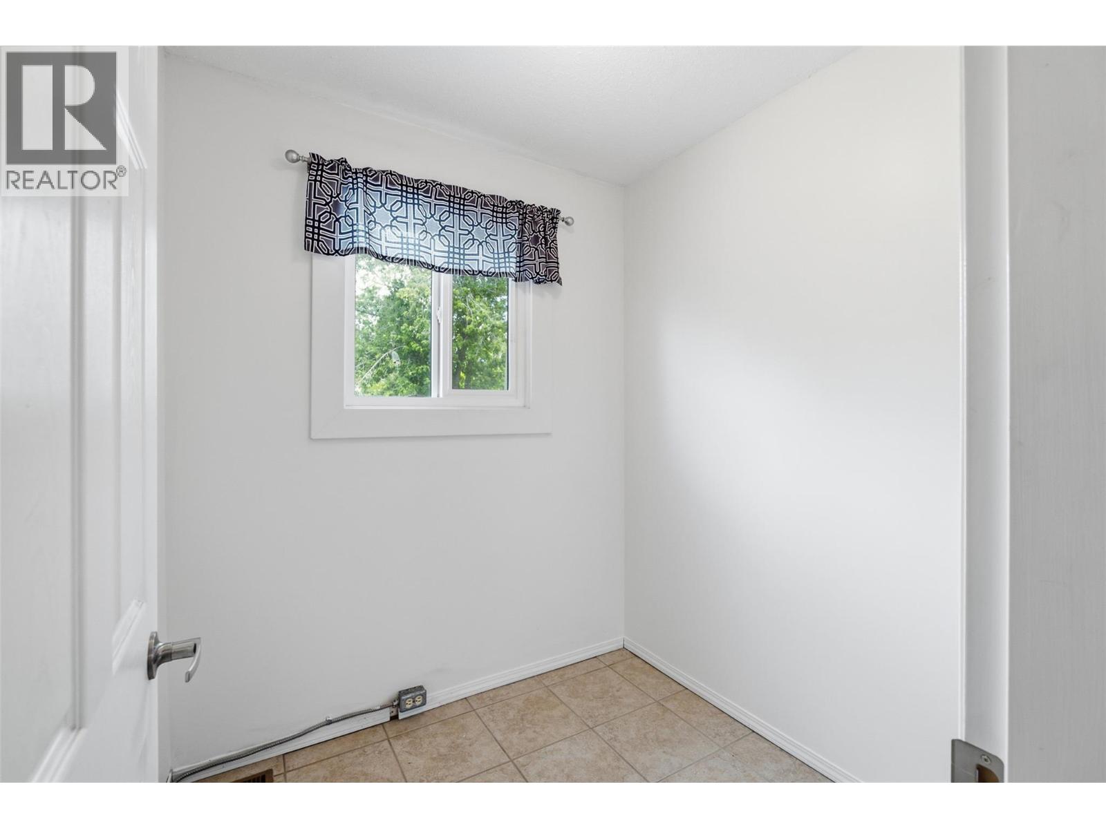 #5 249 Kitchener Crescent - 35
