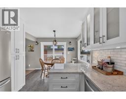 Kitchen - 162 Woodlands Place, Penticton, BC V2A3B2 Photo 10