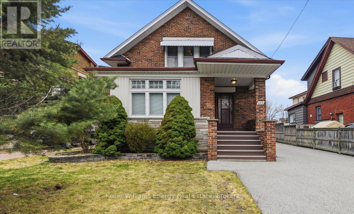 482 SIMCOE STREET N - 1
