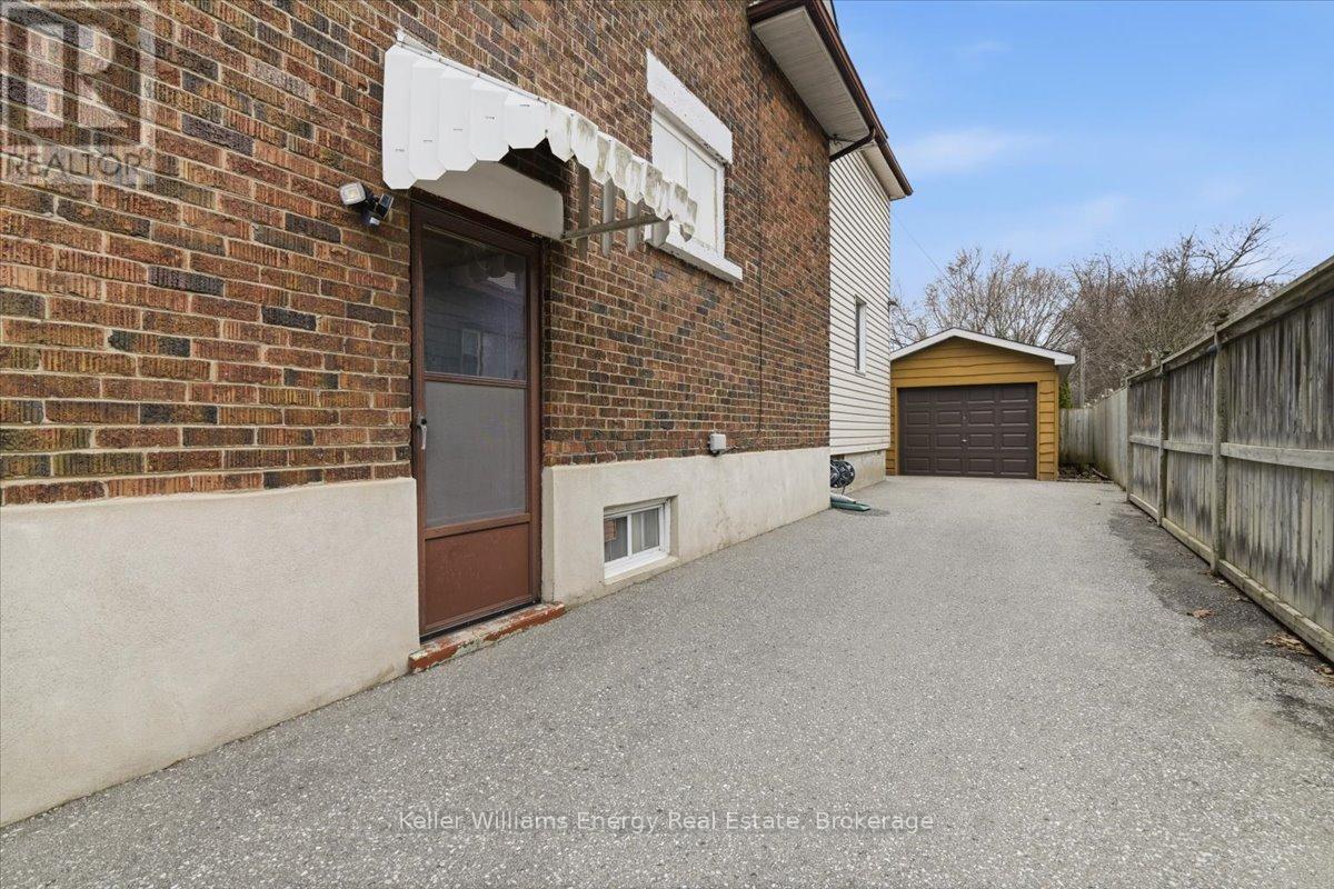 482 SIMCOE STREET N - 22
