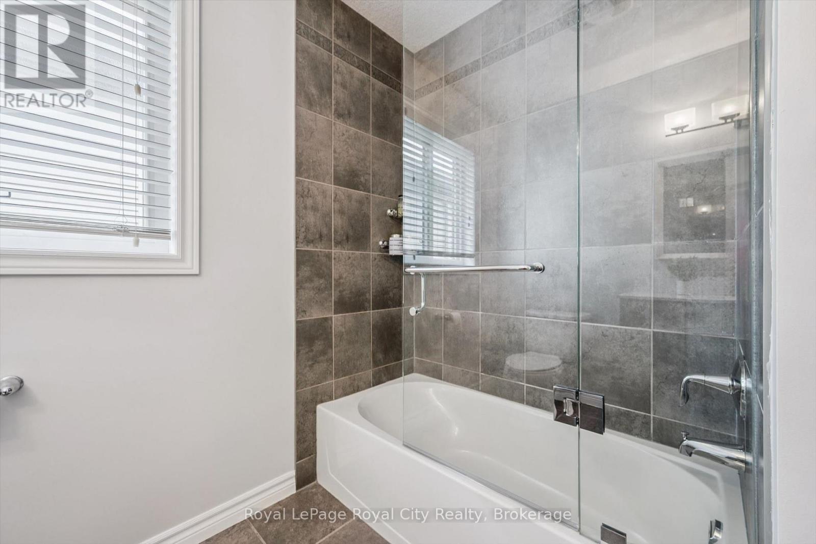 144 KEMP CRESCENT - 28
