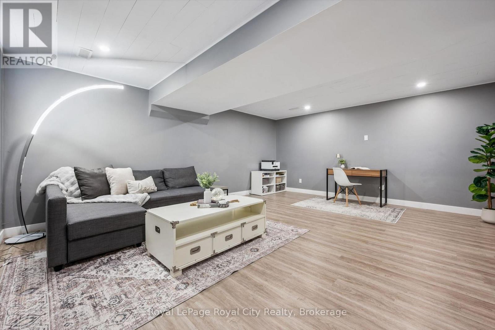 144 KEMP CRESCENT - 31