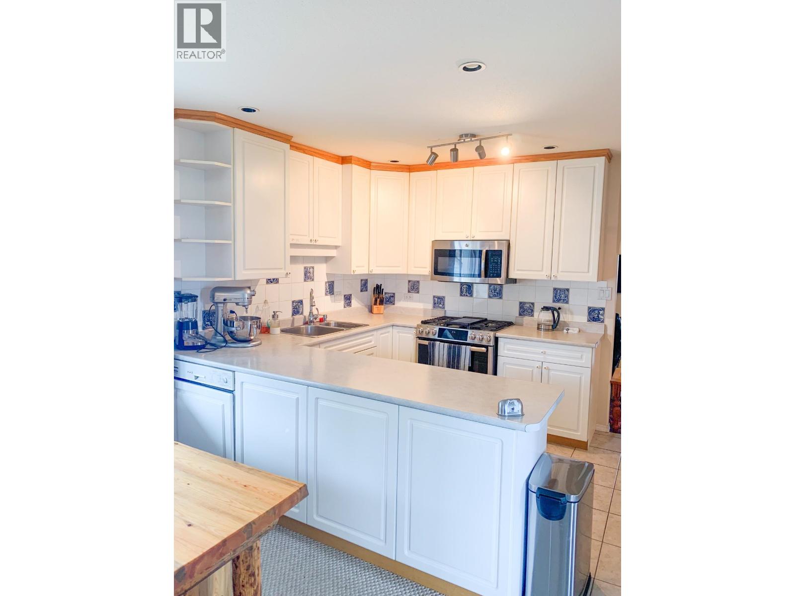 216 3RD AVENUE - 7
