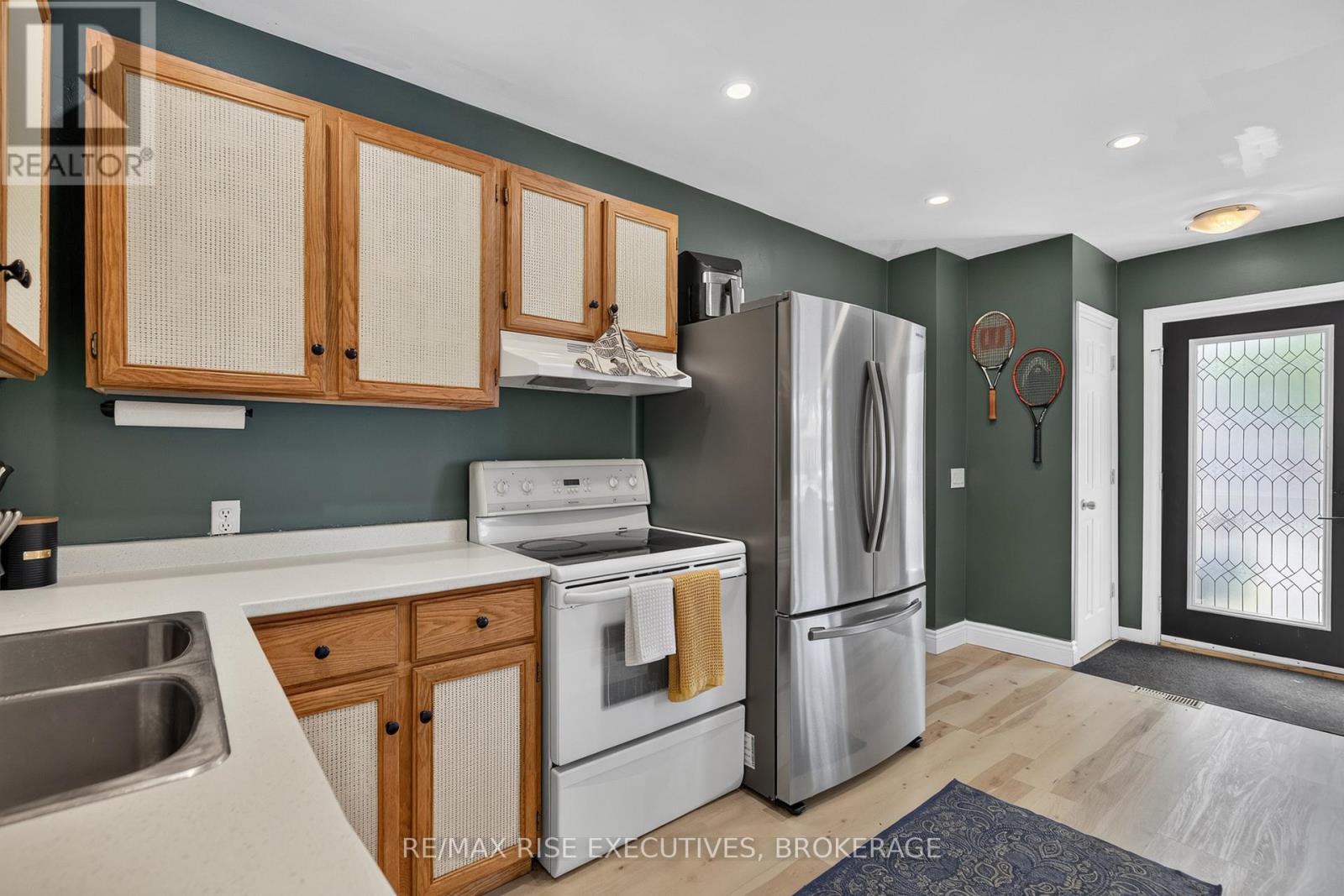 807 BROCK STREET - 18